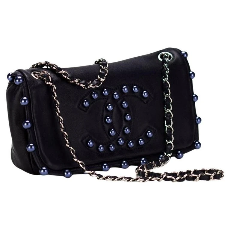 Chanel Black Shoulder Bag CC Logo Adorned With Faux Pearls