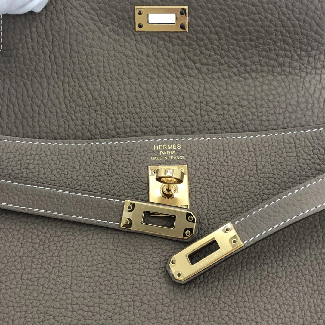 Hermes 2022 (Stamp U) Size 25 Togo leather Kelly Etoupe in Color with Gold Hardware